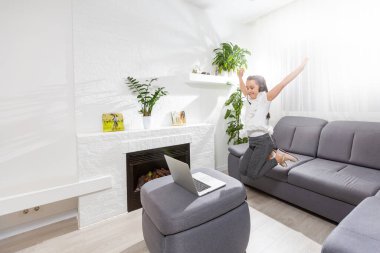 Çocuklar uzaktan öğreniyor. Evde dizüstü bilgisayar kullanan tatlı bir kız. Eğitim, çevrimiçi öğrenim, ev eğitimi, teknoloji, bilim, gelecek, uzaklık öğrenme, ev ödevi, liseli çocukların yaşam tarzı konsepti.