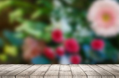 Boş tahta masa ve bulanık arkaplan. Ürün gösterimi için kullanılabilir