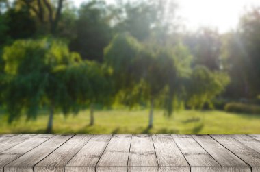 Boş ahşap masa, yemek servisi ya da açık hava temalı yemek arkaplanı için, ürün sergisi için hazırlan..