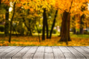 Güzel bir sonbahar arkaplanı ve boş ahşap bir masa. Ürün montaj görüntüsü için hazır