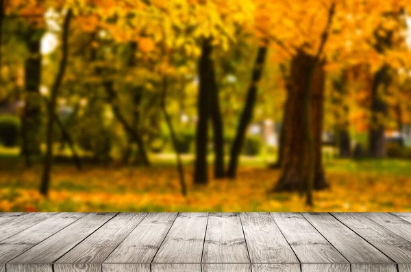 Güzel bir sonbahar arkaplanı ve boş ahşap bir masa. Ürün montaj görüntüsü için hazır