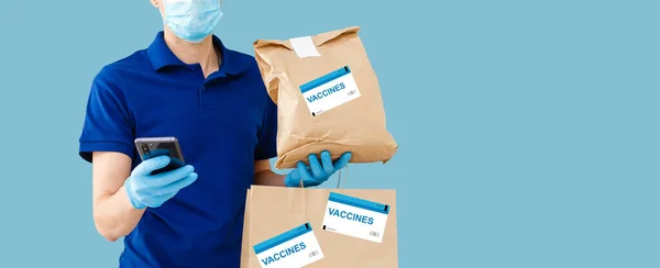 El hombre entrega la vacuna. Colocación de la etiqueta VACCINE en la caja de cartón — Foto de Stock