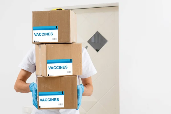 El hombre sostiene la caja de la vacuna contra el fondo blanco — Foto de Stock