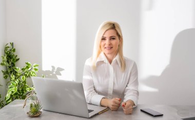 Mutlu Genç Güzel Kadın Laptop kullanıyor, Beyaz duvar arkasında