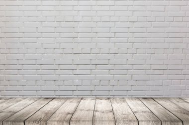 Tuğlalı ahşap boş masa