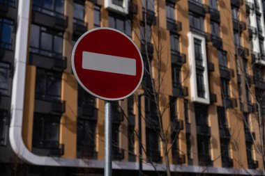 Altında mavi boş tabela olan trafik işaretini girmeyin.