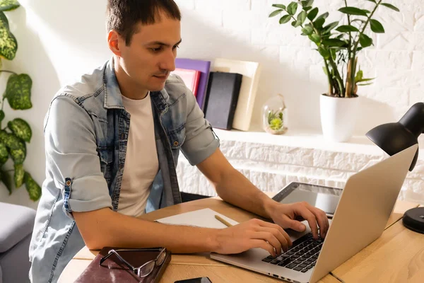 İnternetten ödeme yapan yakışıklı bir genç.