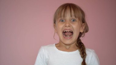 Şaşırmış küçük kız. Pembe arkaplanda izole et