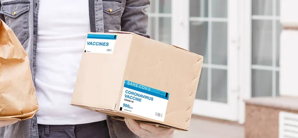 Человек доставляет вакцину. Размещение этикетки VACCINE на картонной коробке — стоковое фото