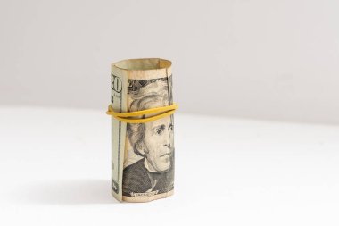 Para rulosu beyaz arkaplanda izole edildi