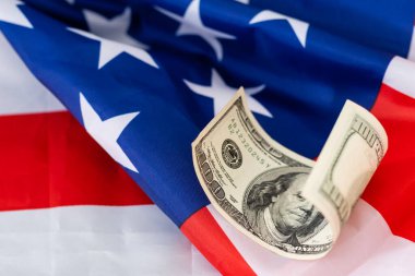 Amerikan bayrağı ve banknotları Amerikan para birimi