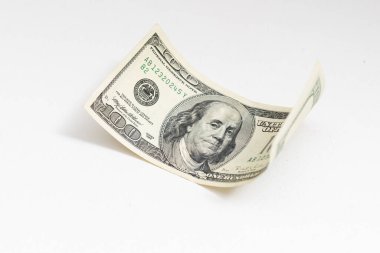 Beyaz arka planda 100 dolar fatura.