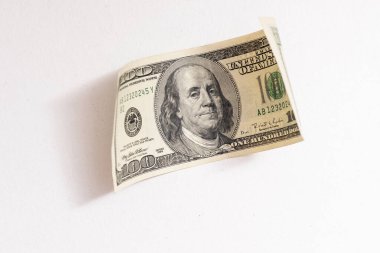 Beyaz arka planda izole edilmiş Amerikan banknotları