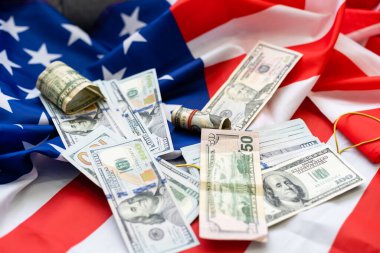 Çeşit çeşit banknotlarda Amerikan bayrağı, dolar