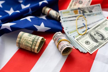 Çeşit çeşit banknotlarda Amerikan bayrağı, dolar