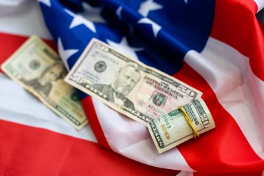Çeşit çeşit banknotlarda Amerikan bayrağı, dolar