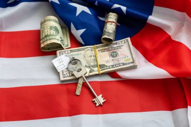 Amerikan Bayrağı 'na bir yığın para. Dolar