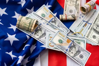 Amerikan Bayrağı 'na bir yığın para. Dolar