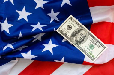 Amerikan Bayrağı 'na bir yığın para. Dolar