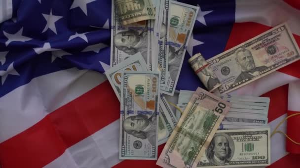 Een stapel geld op American Flag. dollars — Stockvideo
