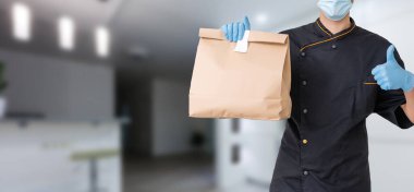 Akıllı yemek servisi elemanı alıcıya taze yiyecek veriyor. Eve kurye, hızlı teslimat, yemek teslimatı, online alışveriş konsepti