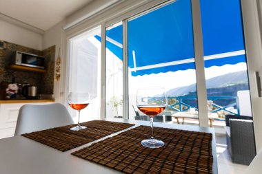 Masanın üstünde oturan bir kadeh şarap.