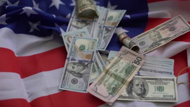 在美国国旗上堆满了钱。美元 — 图库视频影像