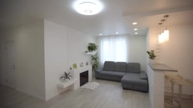 Yeni evin yemek ve oturma odası. Tatil evinde ya da yazlıktaki büyük gri kanepe. tadilattan sonra daire