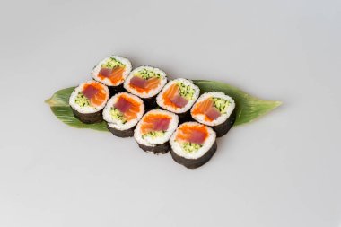 Japon suşi yiyeceği. Maki ve rulo ton balığı, somon, karides, yengeç ve avokado. Çeşit çeşit suşinin en üst görüntüsü, yiyebildiğiniz kadar menü..