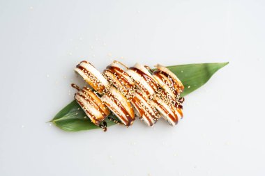 Somon ve karides soslu suşi.