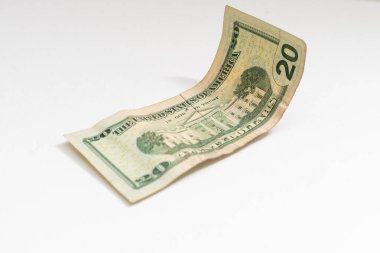 Beyaz arka planda izole edilmiş Amerikan banknotları