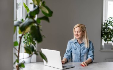 Mutlu Genç Güzel Kadın Laptop Kullanıyor, İçerde