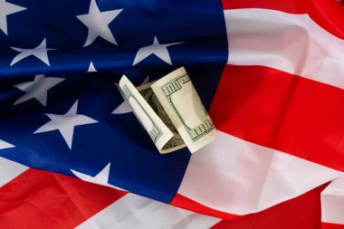 Çeşit çeşit banknotlarda Amerikan bayrağı, dolar