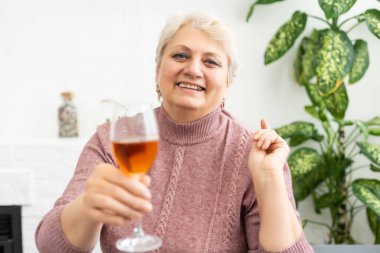 Şarabı yakından içen güzel, yaşlı bir kadın.