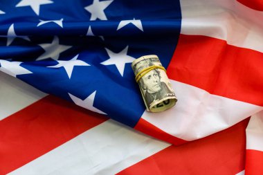 Çeşit çeşit banknotlarda Amerikan bayrağı, dolar