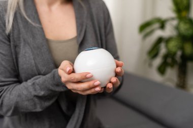 Doğaüstü bilimler kavramı. Kadınların elleri topun üstünde Geleceği tahmin etmek için