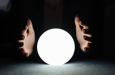 Bir falcı topuna bakıyor.