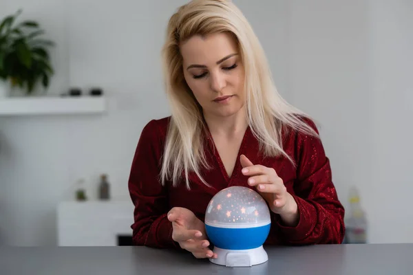 A fortune teller gazes into her ball — Stock Photo, Image