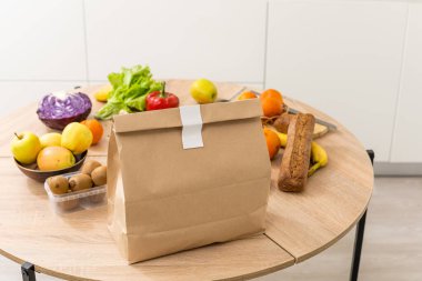 Yemek servisi konsepti. Paketlenmiş poşet. İnternetten alışveriş.