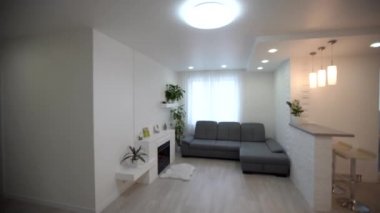Yeni evin yemek ve oturma odası. Tatil evinde ya da yazlıktaki büyük gri kanepe. tadilattan sonra daire