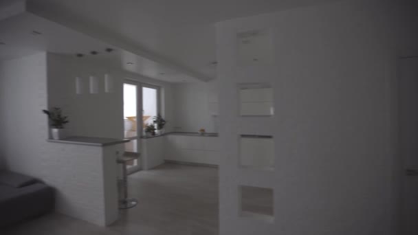 Comedor y sala de estar de la casa nueva. Gran sofá gris en casa de vacaciones o villa de vacaciones. apartamento después de la renovación — Vídeo de stock