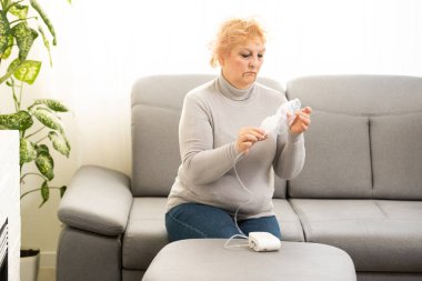 Yaşlı kadın solunum yapıyor, yaşlı kadın ve nebulizör.