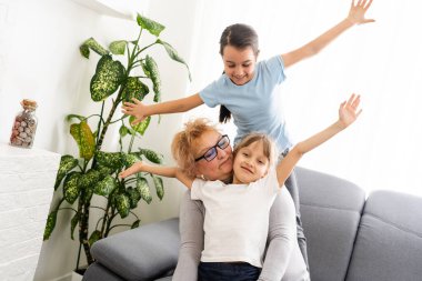 Torunları olan yaşlı bir kadın.