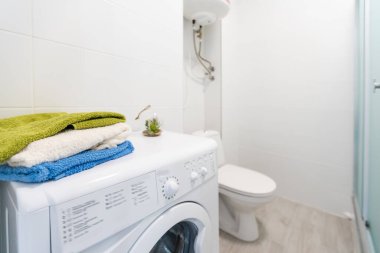 Çamaşır makinesi banyoda, çamaşır makinesinde.