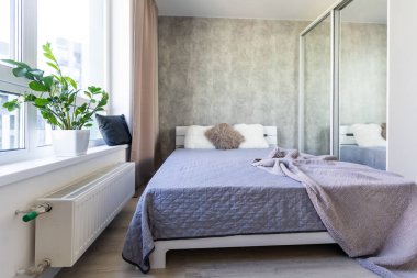 Beyaz ve gri yatak odasının içi