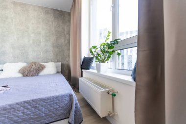 Zarif yatak odasında büyük ve rahat bir çift kişilik yatak.