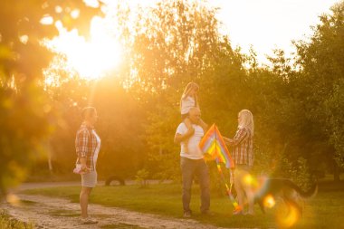 Aile Yürüyüşü Köpeği Birliktelik Doğa Konsepti