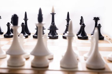 Beyaz arka planda izole edilmiş satranç taşı stratejik davranışı tavsiye ediyor