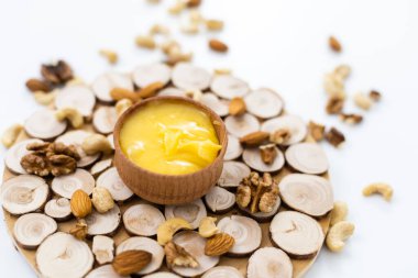 Tatlı bal ve fındık, beyaz arka planda izole