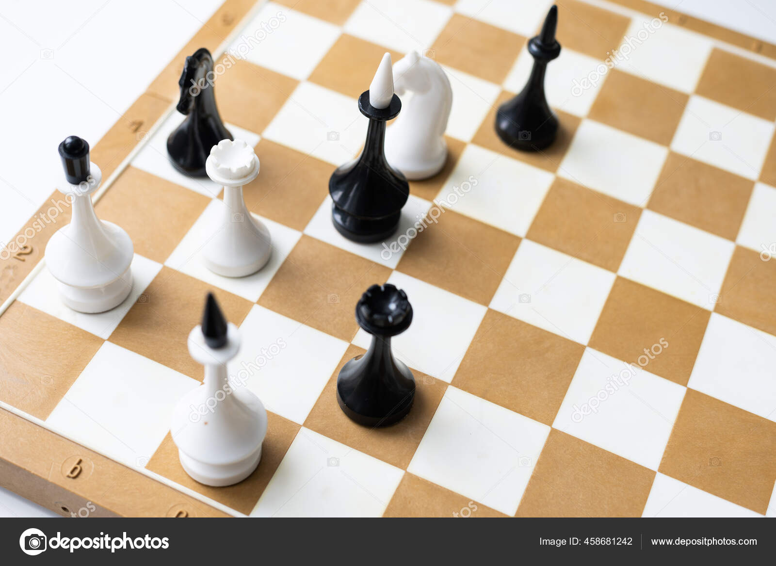 Tabuleiro de xadrez com peças em preto e branco sobre fundo branco